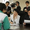 CMの撮影風景。話題になった事業仕分けのひとコマをアレンジして、同社の強みである買取価格を訴求する内容となっている。