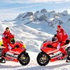 MotoGPを走るバレンティーノ・ロッシとニッキー・ヘイデン