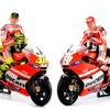 MotoGPを走るバレンティーノ・ロッシとニッキー・ヘイデン