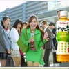 新垣結衣が“さわやかツッパリ”に……横浜銀蝿のヒット曲歌うCM公開 出勤篇、出社篇のどちらのバージョンでもツイストを披露している