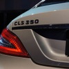 4ドアクーペのCLS、新開発の直噴エンジンを搭載、アイドリングストップ機能などの採用により環境性能を向上させた。