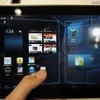 Android OS 3.0を搭載。ホーム画面のページの切替アニメーションが3Dのような表示に Android OS 3.0を搭載。ホーム画面のページの切替アニメーションが3Dのような表示に