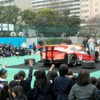 タイヤ交換実習参加希望者が殺到。女の子も元気よく「ハイ！ ハイ！」