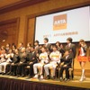 「1番」を合い言葉に、ARTAプロジェクト全員で記念撮影。前列中央、鈴木亜久里と土屋圭市の間が、プロジェクト最大の支援者にして理解者、オートバックスセブンの湧田節夫社長