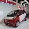 ブース正面からは見えない商談スペース横に i-MiEV が展示されている