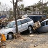 東日本大震災 街には被災したクルマが転がる