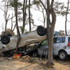 東日本大震災 街には被災したクルマが転がる
