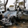 東日本大震災 街には被災したクルマが転がる
