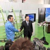 鋲打ち式。三菱航空機の江川豪雄社長（向かって右）と三菱重工航空宇宙事業本部民間航空機事業部の石川彰彦事業部長