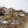 東日本大震災 被災者に物資を配る大阪泉南市の市議