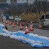 東日本大震災 高台の道路を津波が通過していった