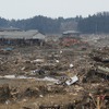 東日本大震災 高台の道路を津波が通過していった