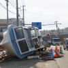 東日本大震災 塩釜…海の水があふれ、周囲に流れ出した