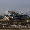 東日本大震災 塩釜…海の水があふれ、周囲に流れ出した