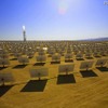 カリフォルニア州のモハーヴェ砂漠にて建設中の太陽熱発電所 カリフォルニア州のモハーヴェ砂漠にて建設中の太陽熱発電所