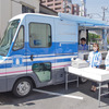 被災地での移動販売をおこなう「モバイルローソン号」（13日・ローソン大井店にて）