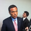 会見後一部記者団の取材に応じる新浪剛史社長