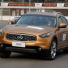 インフィニティ FX と G37 に試乗するベッテル選手