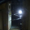 パックボットが二重扉を開ける様子（17日、3号原子炉建屋）