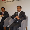 報道陣と懇談する伊東社長