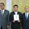 日本興亜全国中核代理店会連合会 左から水柿武名誉会長、庄司幸男東北本部連合会長、奥忠道会長