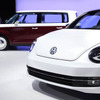 VWブリ（向かって左）とザ・ビートル（ニューヨークモーターショー11）