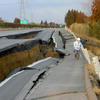 最も路面の被害が大きかった常磐自動車道・水戸IC〜那珂IC（上り線）。150mにわたって、路面の陥没と波打ちが発生したが、地震発生の6日後に応急復旧を完了した（3月11日）