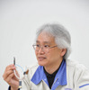 市光工業 研究開発部 P2P3プロジェクトチーム1 プロジェクトマネージャ 村橋克広氏　手に持っているのはLEDの光源素子