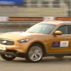 インフィニティFXで限界走行するベッテル選手