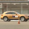 インフィニティFXで限界走行するベッテル選手