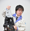 ヘッドライトASSYを使って説明する市光工業 生産技術開発部の山松徹氏