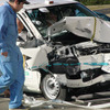 【自動車アセスメント2003】大破する車体、飛び散る部品