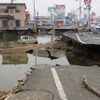 東日本大震災 冠水で道路が寸断されたままの石巻