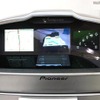 「フローティングビジョン」を利用したインターフェイスのデモ。写真ではわかりにくいが、中央の「ルート検索アイコン」は、ディスプレイ手前数センチメートルのところに浮かびあがっている。これを手のひらで左のカーナビ画面に移動させることで、ルート検索機能が呼び出せる。