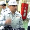 日産ゴーン社長、VQエンジン震災後初号機にサイン［動画］