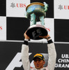 F1中国GPで表彰台に立つハミルトン（マクラーレン）
