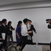 退室直前まで報道陣からの質問を受けるルネサス赤尾社長