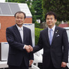 清水市長（左）と伊東社長（右）