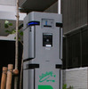 マンションの駐車場に設置されるEV充電器。夜間充電にも対応する。
