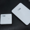 ワイヤレス充電器「ワイヤレスチャージャー 01」（写真右）と持ち運びが可能な「ポケットチャージャー02」（写真左）。 ワイヤレス充電器「ワイヤレスチャージャー 01」（写真右）と持ち運びが可能な「ポケットチャージャー02」（写真左）。