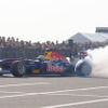 4日に行われたレッドブルF1のショーラン。レットブル契約アスリートによるアクロバット飛行も行われている。