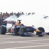 4日に行われたレッドブルF1のショーラン。レットブル契約アスリートによるアクロバット飛行も行われている。