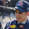 4日に行われたレッドブルF1のショーラン。レットブル契約アスリートによるアクロバット飛行も行われている。
