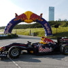 4日に行われたレッドブルF1のショーラン。レットブル契約アスリートによるアクロバット飛行も行われている。