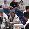 青い帽子は医療班ではない。防護服の下に着用する帽子と作業服。この上に放射性物質の防護服（タイベックス）と全面マスクを付ける。（5月25日）
