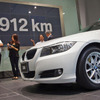 BMWは「ロング・ディスタンス・キャンペーン」で燃費性能をアピール。320iは満タンで912km走行することが可能。