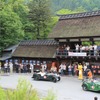2日目の昼食ポイントになったかやぶきの郷旅籠（群馬県吾妻郡）に到着し、歓迎される参加者たち。