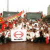 2011年、日野チームスガワラは20回連続完走を達成。鯉のぼりは“お約束”