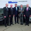 ロシアにおける委託生産の合意を発表するVWとGAZの首脳