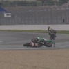 2輪レースでアクシデント…されどバイクは踊る［動画］